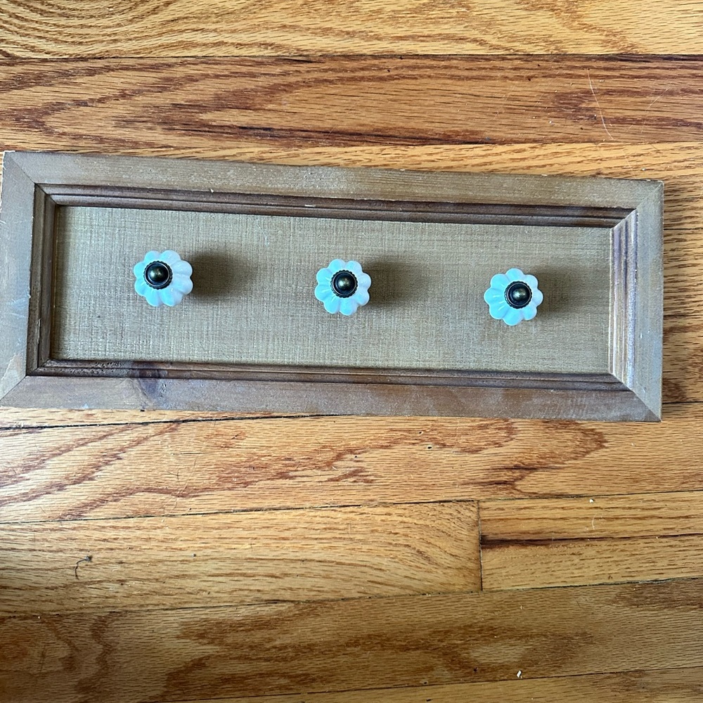 Small wall decor. Perfect for bathroom to hang towels/robes. Never been used.